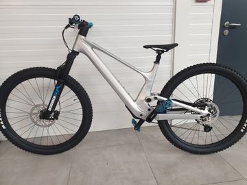 Used Scott Genius 940 2024 2024 Mountainbike, Light Gray, 29 — image 1 of 4