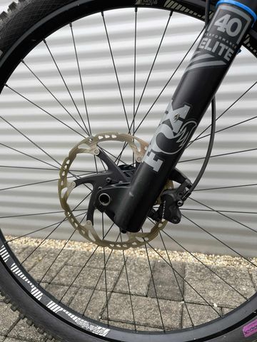 Used YT Industries Tues SRAM GX DH 2022 Mountainbike, Light Gray — image 8 of 9