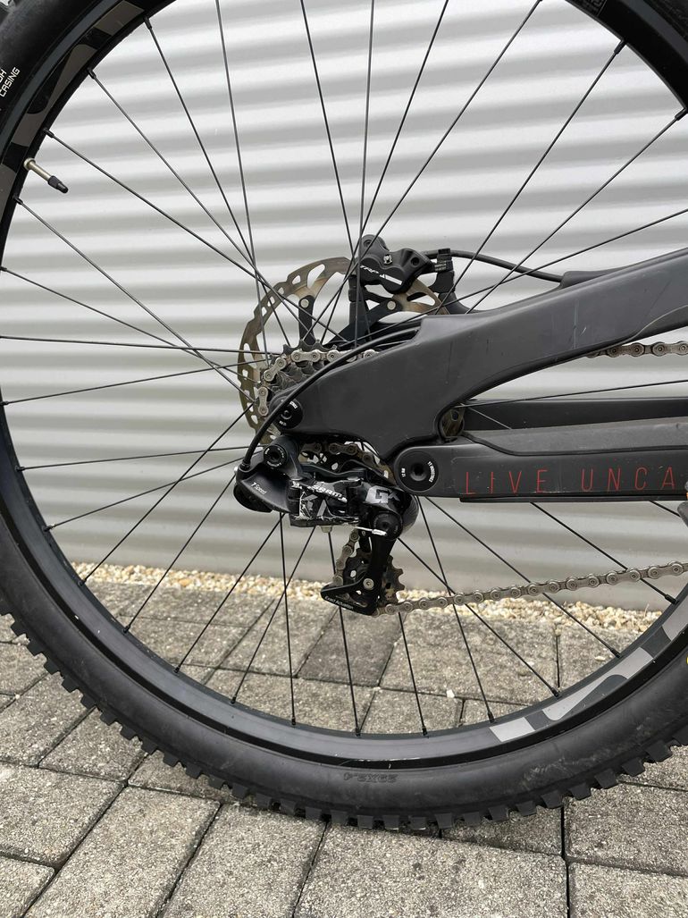 Used YT Industries Tues SRAM GX DH 2022 Mountainbike, Light Gray — image 5 of 9