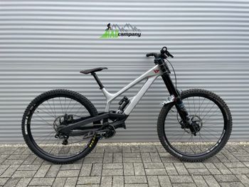 Used YT Industries Tues SRAM GX DH 2022 Mountainbike, Light Gray — image 1 of 9