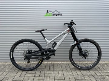 Used YT Industries Tues SRAM GX DH 2022 Mountainbike, Light Gray — image 1 of 9