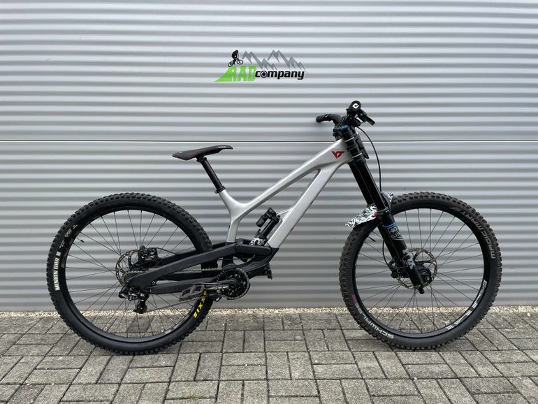 Used YT Industries Tues SRAM GX DH 2022 Mountainbike, Light Gray — image 1 of 9