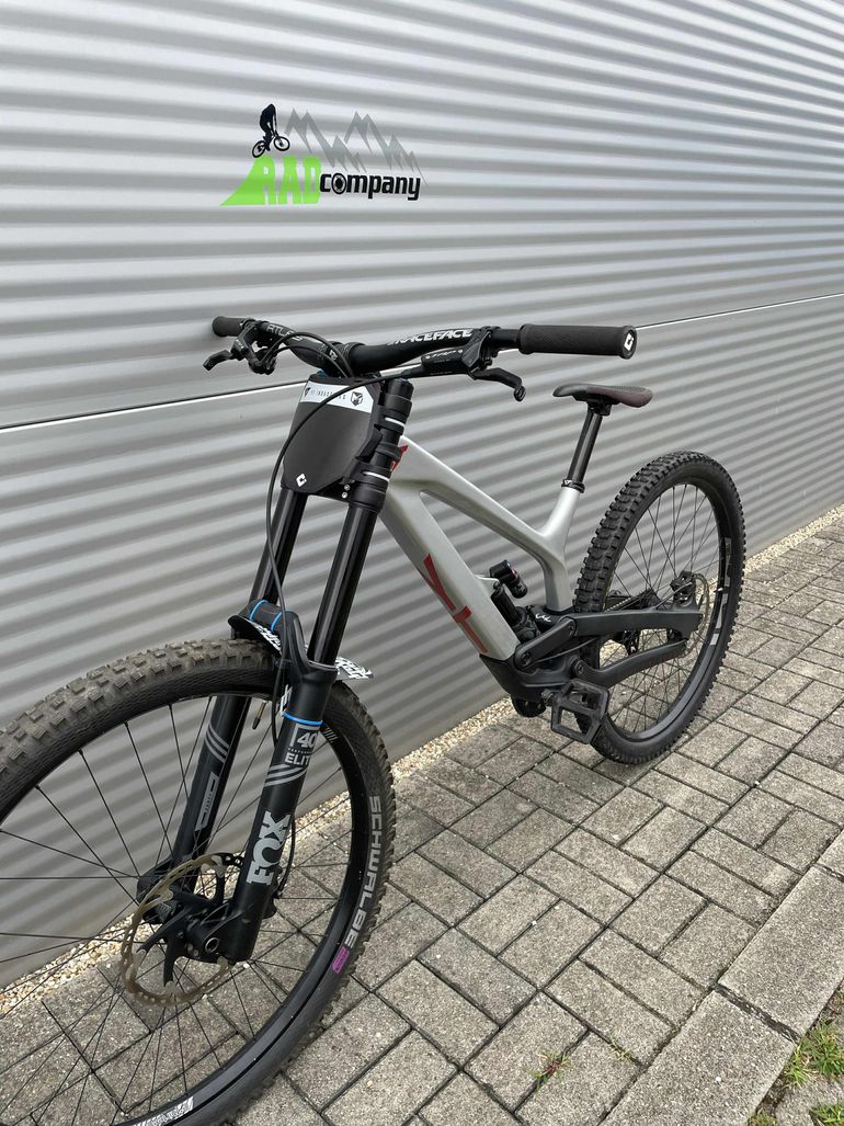 Used YT Industries Tues SRAM GX DH 2022 Mountainbike, Light Gray — image 3 of 9