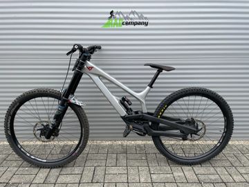 Used YT Industries Tues SRAM GX DH 2022 Mountainbike, Light Gray — image 7 of 9