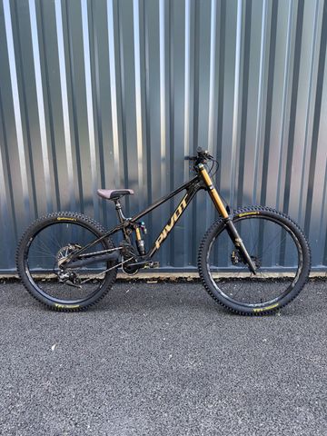 Used Pivot PHOENIX Pro Saint 2025 2025 Mountainbike, Black, 29, 27.5 — image 1 of 6