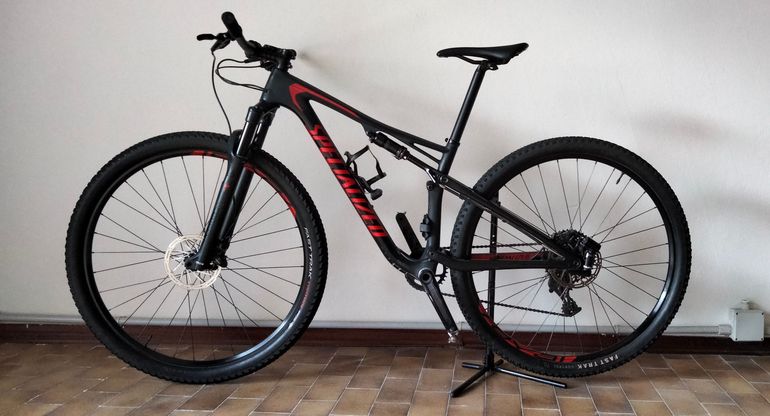 Używany Specialized Men's Epic Comp Carbon 2018 2018 Mountainbike — zdjęcie 1 z 7