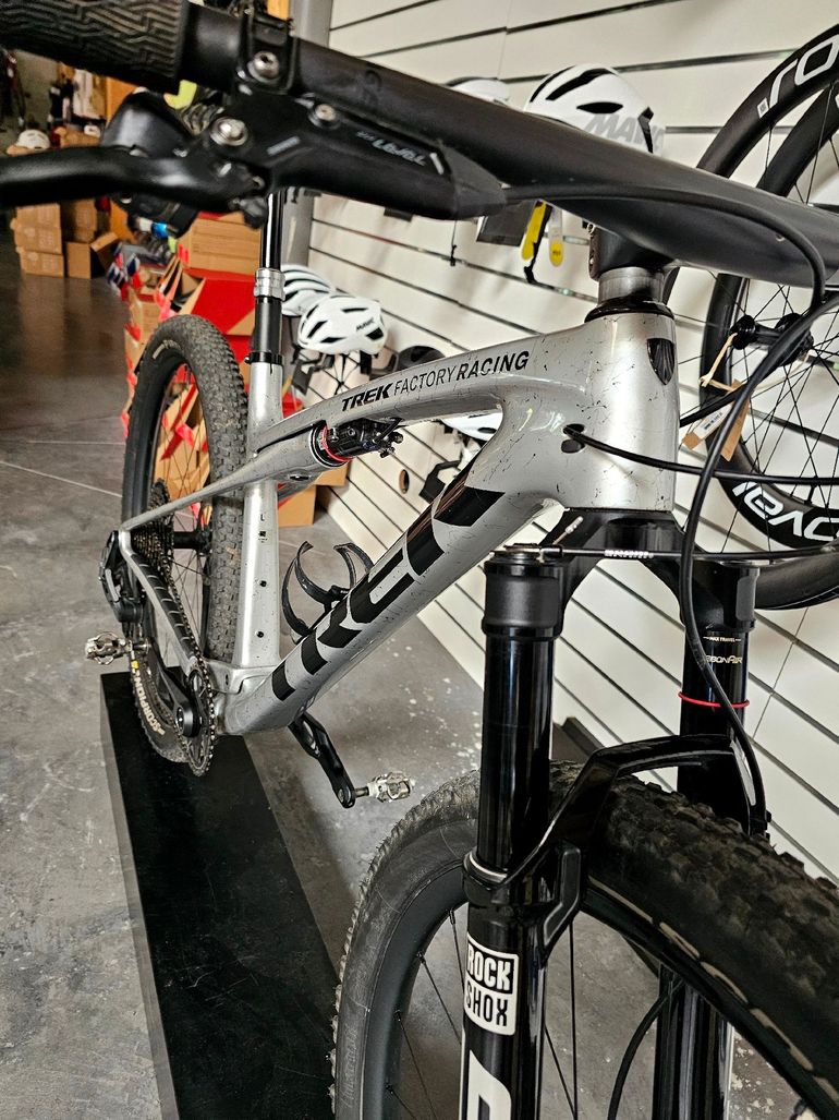Gebrauchtes Trek Supercaliber Sram X0 EAGLE AXS 2024 Mountainbike, Hellgrau — Bild 2 von 4