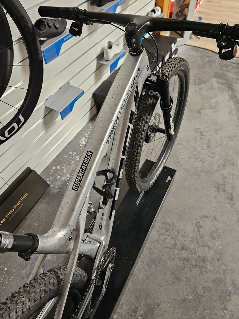 Gebrauchtes Trek Supercaliber Sram X0 EAGLE AXS 2024 Mountainbike, Hellgrau — Bild 4 von 4