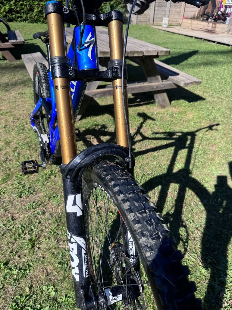 Used Specialized Demo Shimano Saint 2022 Mountainbike, Blue — image 7 of 10