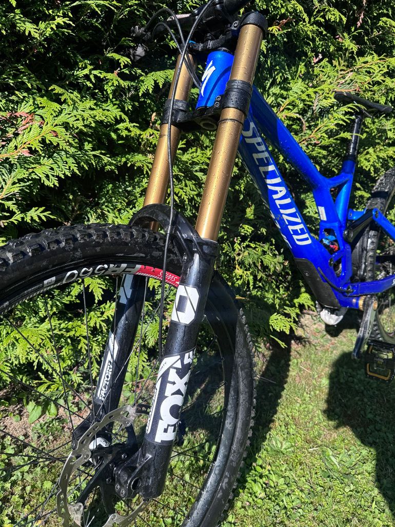 Used Specialized Demo Shimano Saint 2022 Mountainbike, Blue — image 3 of 10