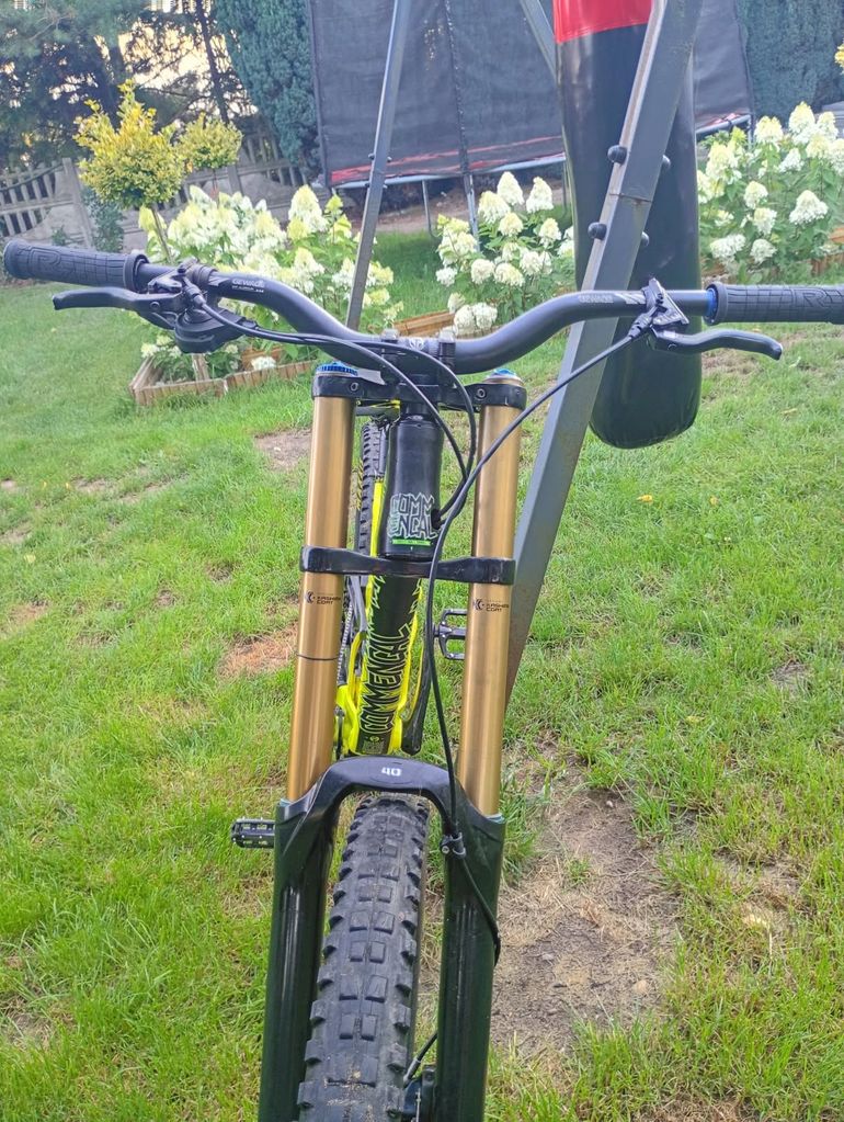 Used Commencal V3 2017 Mountainbike, Green — image 11 of 29