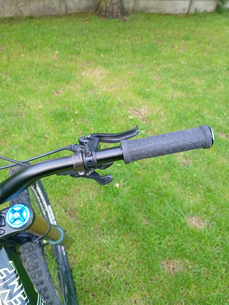 Used Commencal V3 2017 Mountainbike, Green — image 17 of 29