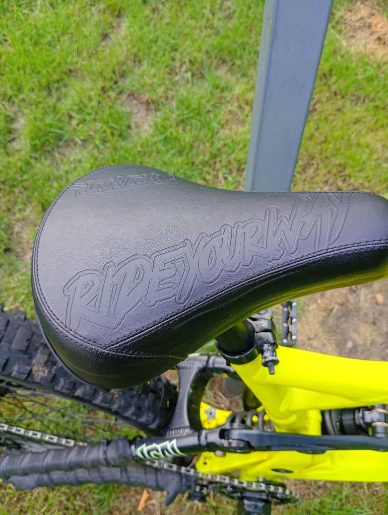 Used Commencal V3 2017 Mountainbike, Green — image 8 of 29