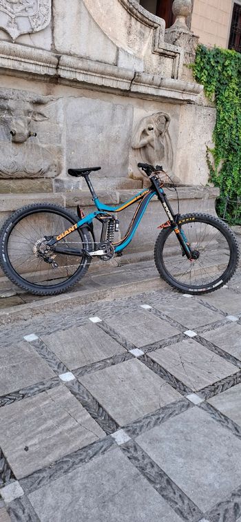 Used Giant Glory Shimano Saint 2017 Mountainbike, Blue — image 4 of 5