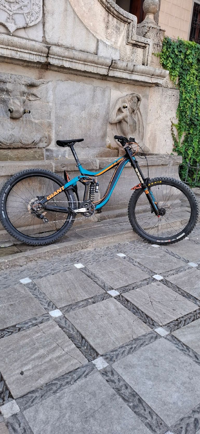 Used Giant Glory Shimano Saint 2017 Mountainbike, Blue — image 4 of 5