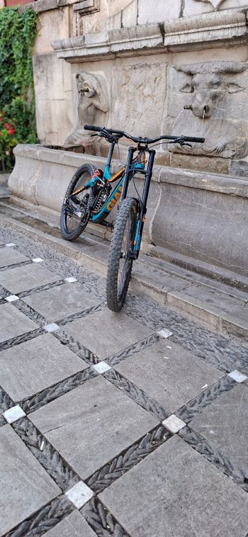 Used Giant Glory Shimano Saint 2017 Mountainbike, Blue — image 2 of 5