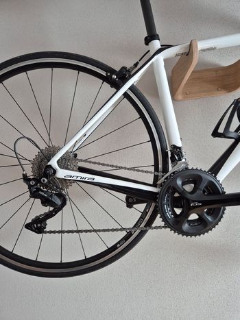 Used Specialized Amira SL4 Sport 2016 2016 Road & Gravel, White — image 3 of 7