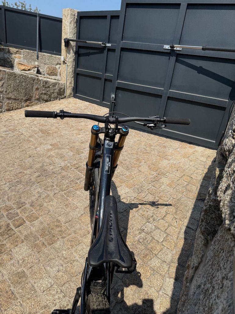 Used Pivot PHOENIX 29 Pro Saint 2024 2024 Mountainbike, Black, 29 — image 4 of 6