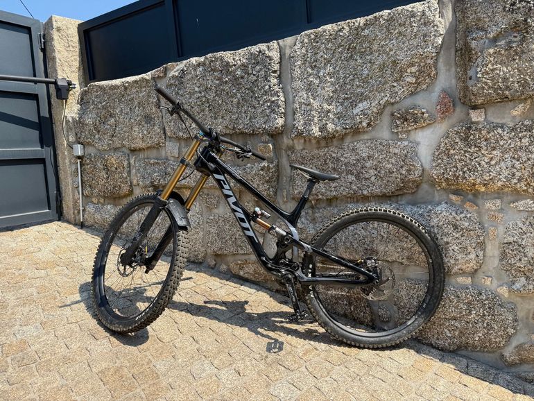 Used Pivot PHOENIX 29 Pro Saint 2024 2024 Mountainbike, Black, 29 — image 1 of 6