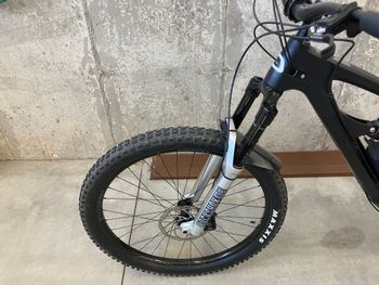 Used Zerode Taniwha Pinion C-Line Gearbox 2021 Mountainbike, Light Gray — image 7 of 12