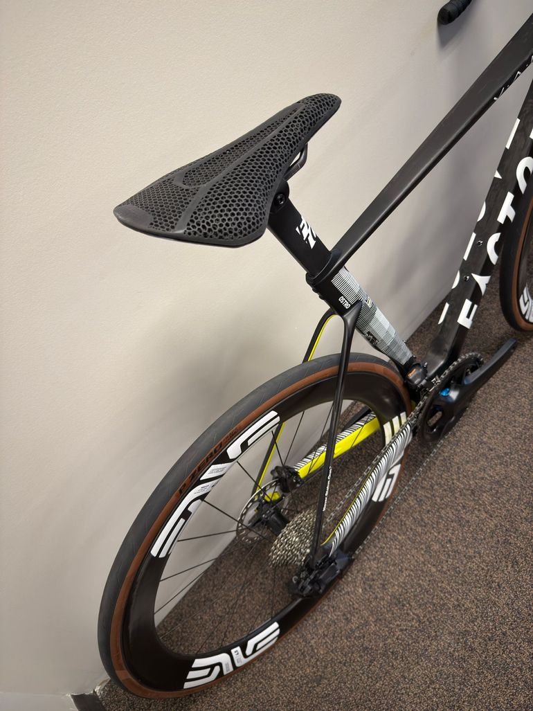 Used Factor Factor Ostro VAM 2025 Ultegra Di2 12s ENVE SES 4.5 Geometric 2025 Road & Gravel, Black — image 6 of 16