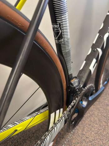 Used Factor Factor Ostro VAM 2025 Ultegra Di2 12s ENVE SES 4.5 Geometric 2025 Road & Gravel, Black — image 4 of 16