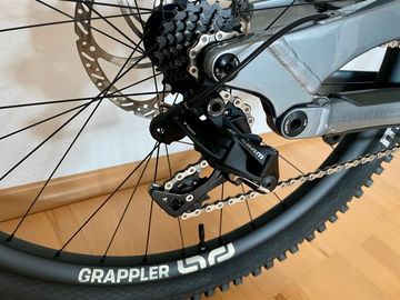 Used YT Industries Tues UNCAGED 11 27 custom + upgrades 2023 Mountainbike, Light Gray, 27.5 (650B) — image 4 of 12