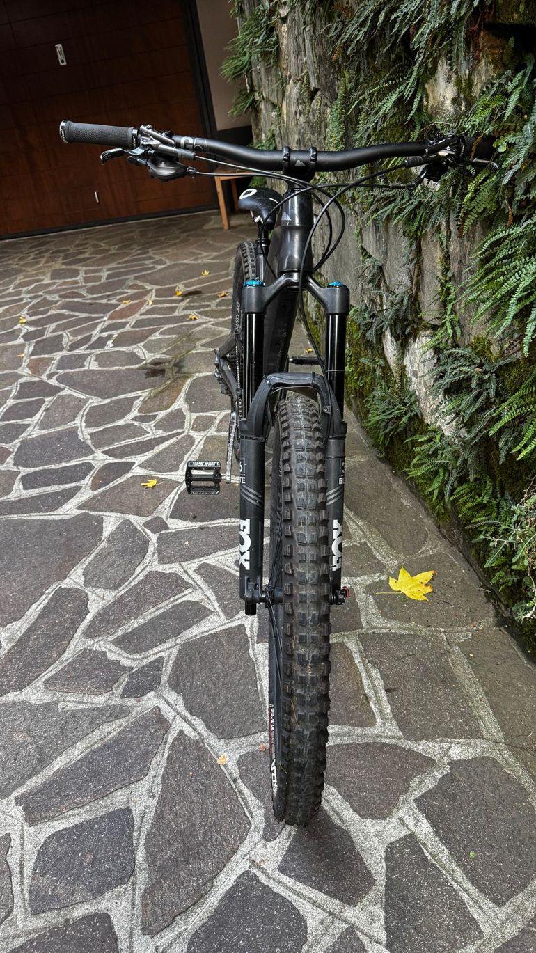 Canyon Torque CF 8.0 2020 2020 Mountainbike usato, Nero — immagine 2 di 6