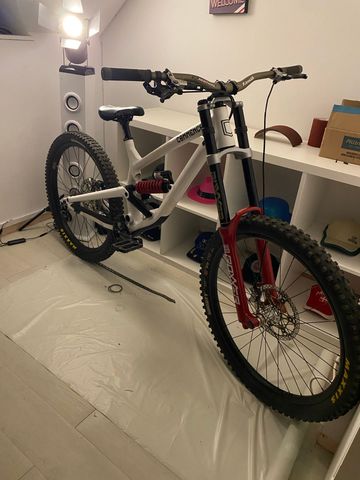 Used Commencal Furious 2018 Mountainbike, White — image 3 of 3