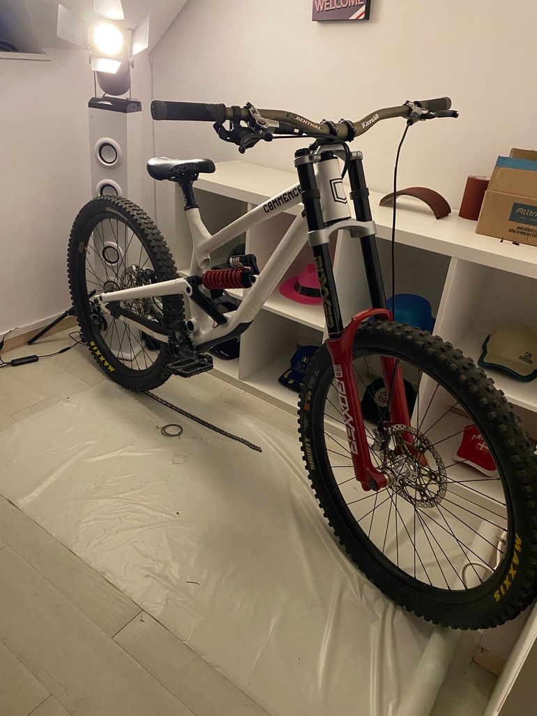 Used Commencal Furious 2018 Mountainbike, White — image 3 of 3