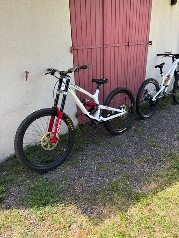 Used Commencal Furious 2018 Mountainbike, White — image 2 of 3