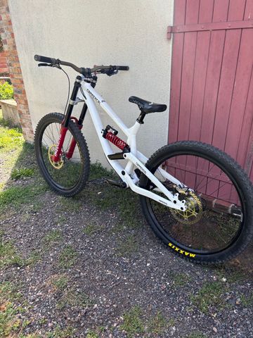 Used Commencal Furious 2018 Mountainbike, White — image 1 of 3