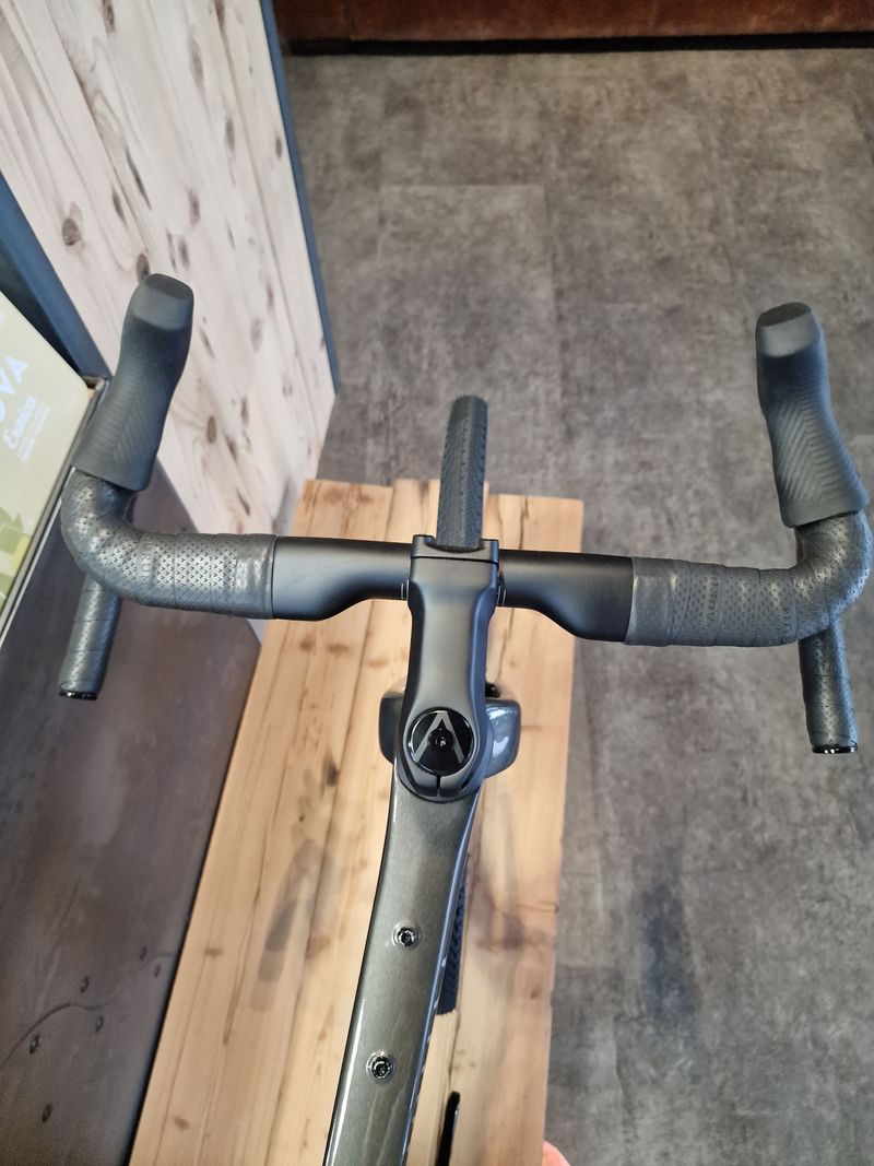 Aurum Manto 2025 2025 Road & Gravel usato, Grigio chiaro — immagine 6 di 8