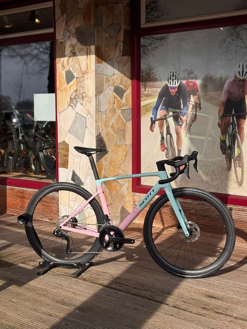 Scott Addict RC 10 2025 Road & Gravel usato, Grigio chiaro — immagine 1 di 6