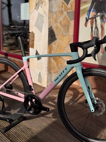 Scott Addict RC 10 2025 Road & Gravel usato, Grigio chiaro — immagine 2 di 6