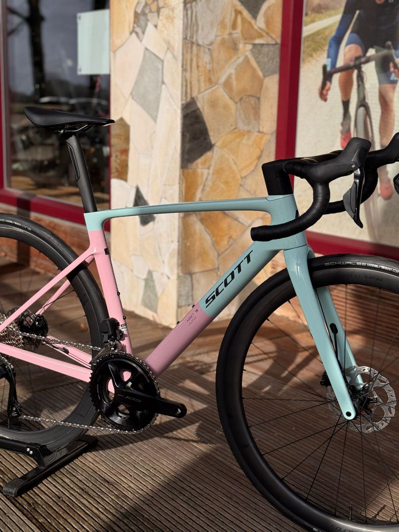 Scott Addict RC 10 2025 Road & Gravel usato, Grigio chiaro — immagine 2 di 6