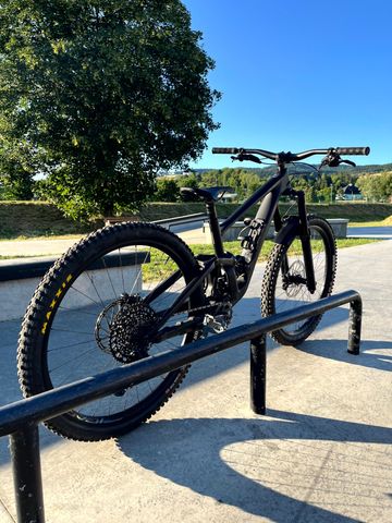 Used Specialized Enduro Expert 2024 2024 Mountainbike, Black, 29 — image 3 of 10