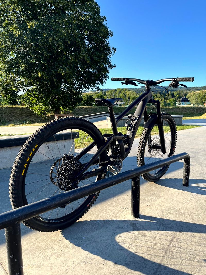 Used Specialized Enduro Expert 2024 2024 Mountainbike, Black, 29 — image 3 of 10