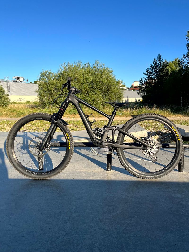 Used Specialized Enduro Expert 2024 2024 Mountainbike, Black, 29 — image 1 of 10