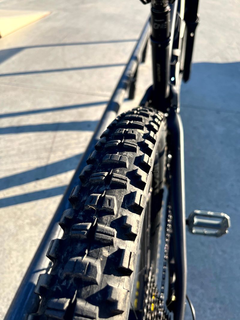 Used Specialized Enduro Expert 2024 2024 Mountainbike, Black, 29 — image 9 of 10