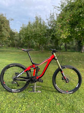 Gebrauchtes Giant Glory 2 2018 Mountainbike, Rot, 27, 5 (650B) — Bild 1 von 10
