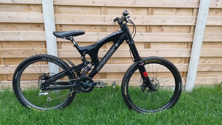 Used Santa Cruz V10 2010 Mountainbike, Black — image 1 of 3