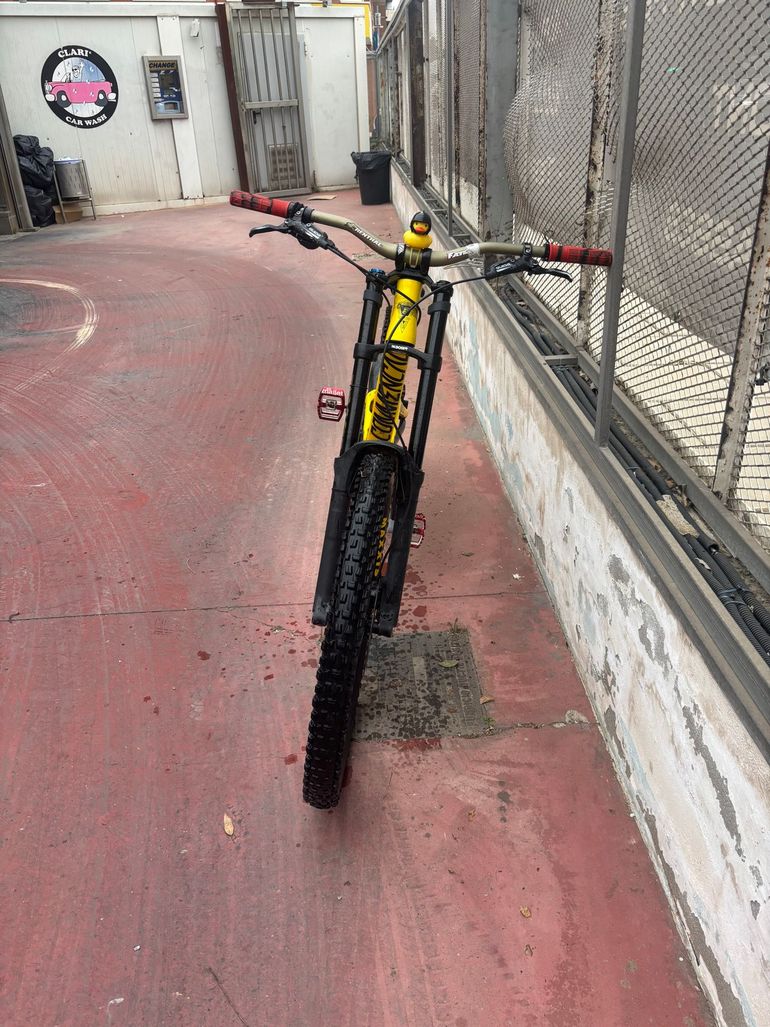 Used Commencal Furious 2017 Mountainbike, Black — image 4 of 5