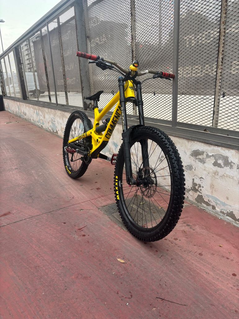 Used Commencal Furious 2017 Mountainbike, Black — image 3 of 5