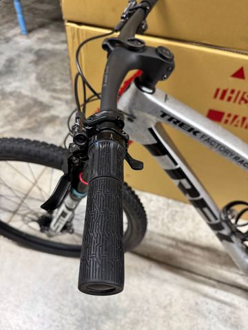 Used Trek Supercaliber SRAM X0 Eagle AXS (T-Type) 2024 Mountainbike, Light Gray — image 6 of 12