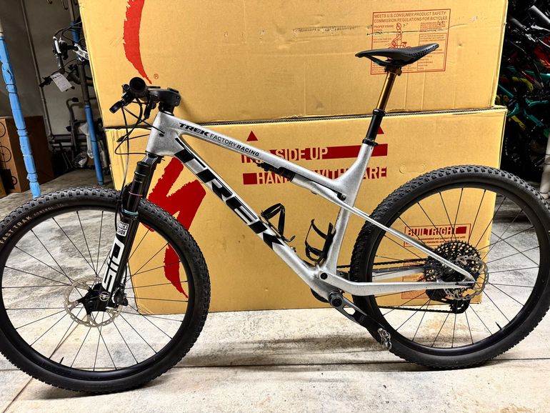 Used Trek Supercaliber SRAM X0 Eagle AXS (T-Type) 2024 Mountainbike, Light Gray — image 2 of 12