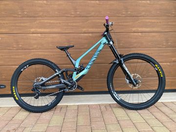 Used Canyon Sender SRAM GX DH 2024 Mountainbike, Green — image 1 of 10