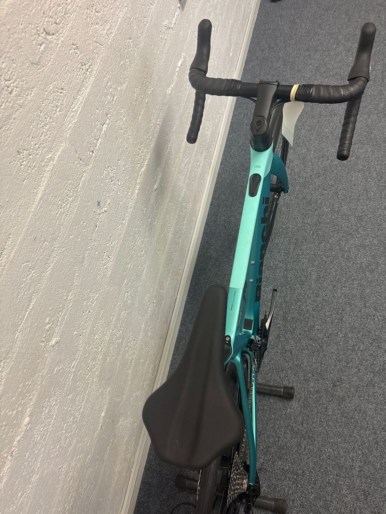 Used Bianchi E Oltre 105 2024 Road & Gravel — image 2 of 3