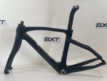 Used Pinarello DOGMA F DISK BOB 430 Frameset 2023 Road & Gravel, Black — image 2 of 11