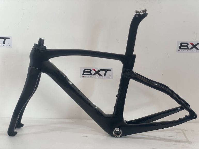 Used Pinarello DOGMA F DISK BOB 430 Frameset 2023 Road & Gravel, Black — image 2 of 11
